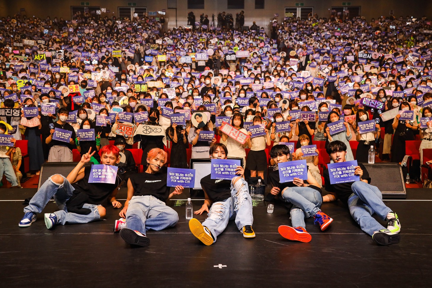 FIXと記念撮影するCIX。