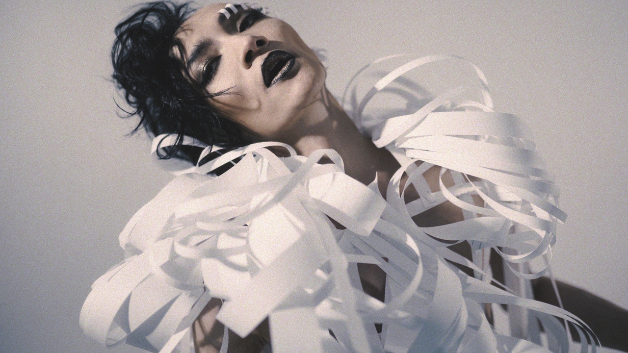 死神紫郎、紙製衣装着て「神と紙」を歌う