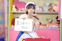「ファンがアンコールをしている間の舞台裏のアイドル、実は何をしてる？」というお題に回答する鍛治島彩（アップアップガールズ（２））。