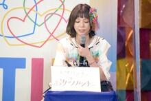 「ファンがアンコールをしている間の舞台裏のアイドル、実は何をしてる？」というお題に回答する大場はるか（ナナランド）。