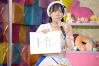 「ファンがアンコールをしている間の舞台裏のアイドル、実は何をしてる？」というお題に回答する鍛治島彩（アップアップガールズ（２））。