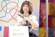 「ファンがアンコールをしている間の舞台裏のアイドル、実は何をしてる?」というお題に回答する大場はるか(ナナランド)。