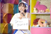 「ファンがアンコールをしている間の舞台裏のアイドル、実は何をしてる？」というお題に回答する鍛治島彩（アップアップガールズ（２））。