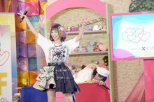 勝利を喜ぶ大場はるか（ナナランド）と悔しがる鍛治島彩（アップアップガールズ（２））。