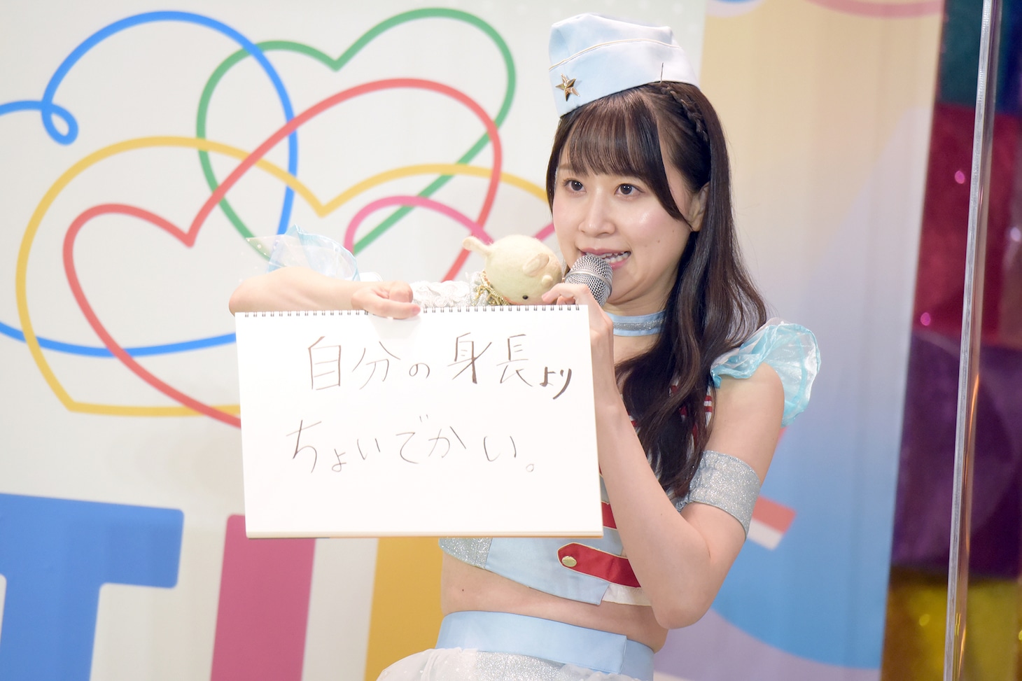 「『妖精を見つけたけど、思っていたのと違った！』どんな妖精？」というお題に回答する八木沙季（Lovelys）。