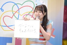 「『妖精を見つけたけど、思っていたのと違った！』どんな妖精？」というお題に回答する八木沙季（Lovelys）。