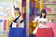 左から白珠色葉（きのホ。）、新井ひとみ（東京女子流）。