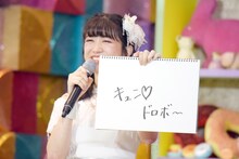 「『泥棒』に何か言葉を付け足してかわいくしてください」というお題に回答する新井ひとみ（東京女子流）。