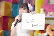 「『泥棒』に何か言葉を付け足してかわいくしてください」というお題に回答する新井ひとみ(東京女子流)。