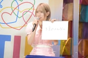 「コンビニの店員『こちらお釣りと○○です』」というお題に回答する茂木忍(AKB48)。