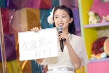 「コンビニの店員『こちらお釣りと○○です』」というお題に回答する中江友梨（東京女子流）。