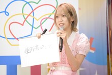 「コンビニの店員『こちらお釣りと○○です』」というお題に回答する茂木忍（AKB48）。