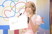 「コンビニの店員『こちらお釣りと○○です』」というお題に回答する茂木忍(AKB48)。