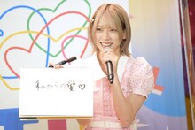 「コンビニの店員『こちらお釣りと○○です』」というお題に回答する茂木忍（AKB48）。