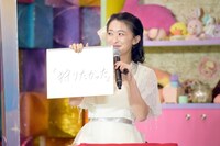 「桃太郎の一行がアイドルデビュー！デビュー曲のタイトルは？」というお題に回答する中江友梨（東京女子流）。