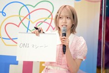 「桃太郎の一行がアイドルデビュー！デビュー曲のタイトルは？」というお題に回答する茂木忍（AKB48）。