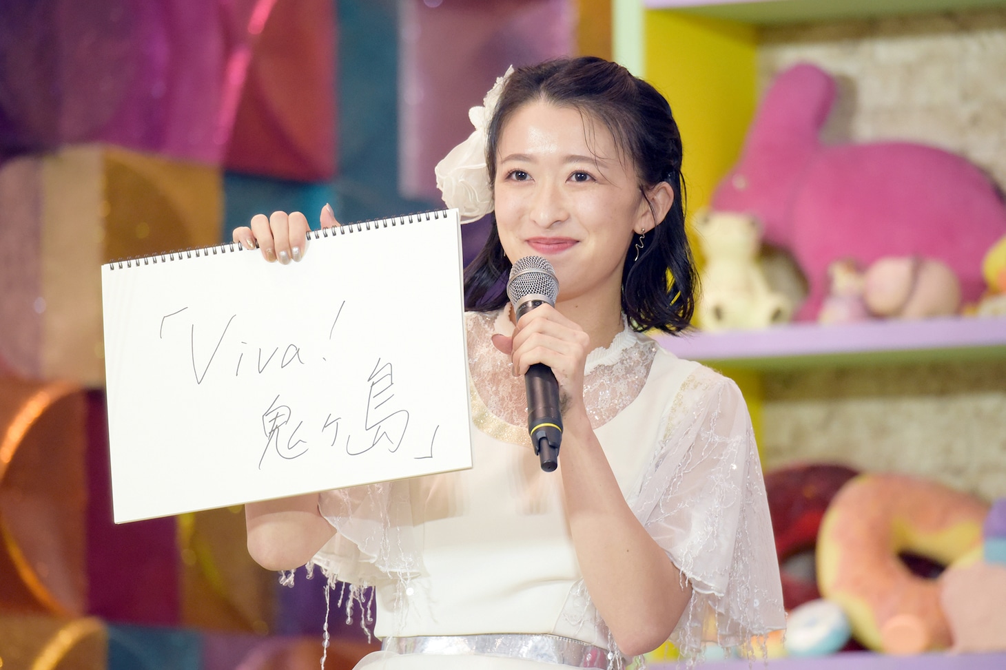 「桃太郎の一行がアイドルデビュー！デビュー曲のタイトルは？」というお題に回答する中江友梨（東京女子流）。