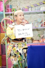 「アイドルが飼っているインコが話すセリフを教えてください」というお題に回答するぺいにゃむにゃむ（二丁目の魁カミングアウト）。