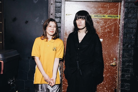 左から柴田聡子、志磨遼平。（撮影：上飯坂一）