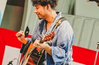 吉田結威（G, Vo）（撮影：白石達也）