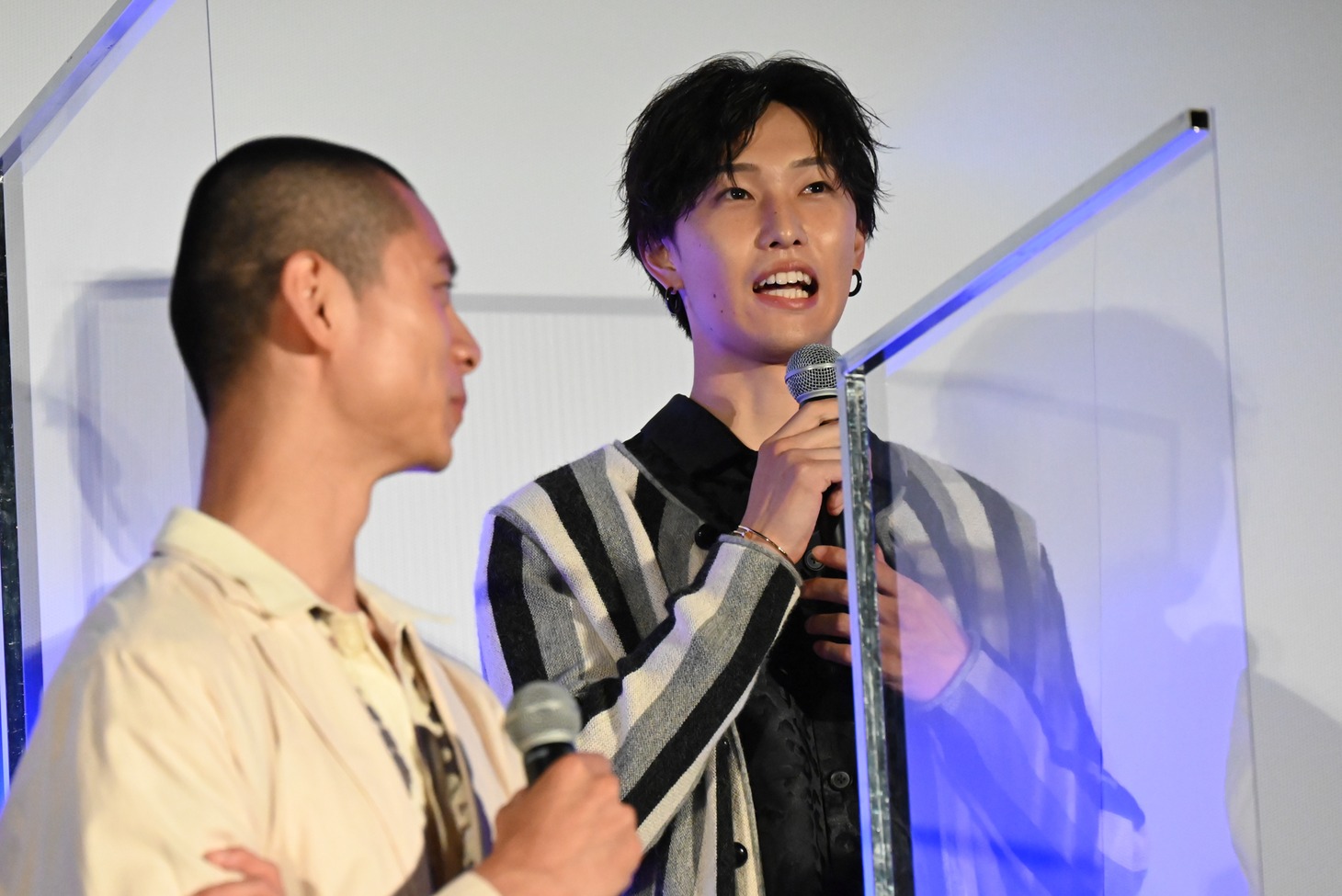 左から葵揚、堀夏喜。