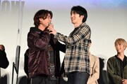 前田公輝（右）の挨拶に乱入し「違う作品で一緒とは言え……」と押し止められる板垣瑞生（左）。