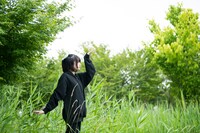 茂みに潜んで野鳥になりきる小久保柚乃。