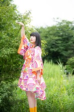 茂みに潜んで野鳥になりきる柏木ひなた。