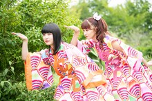 茂みに潜んで野鳥になりきる柏木ひなた（左）と星名美怜（右）。