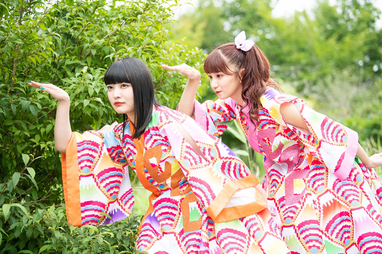 茂みに潜んで野鳥になりきる柏木ひなた（左）と星名美怜（右）。