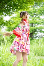 茂みに潜んで野鳥になりきる桜木心菜。