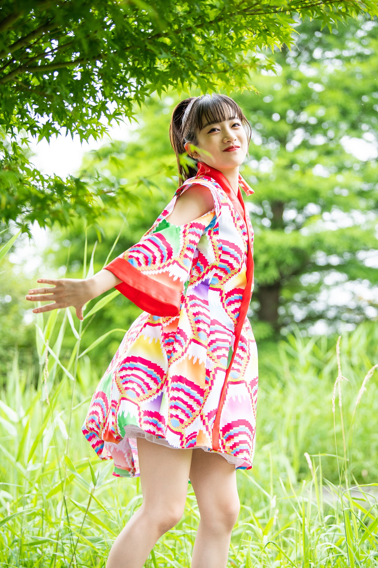 茂みに潜んで野鳥になりきる桜木心菜。