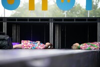 ステージに寝そべる中山莉子（左）と安本彩花（右）。