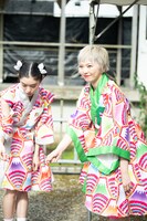 花火を楽しむ風見和香（左）と安本彩花（右）。