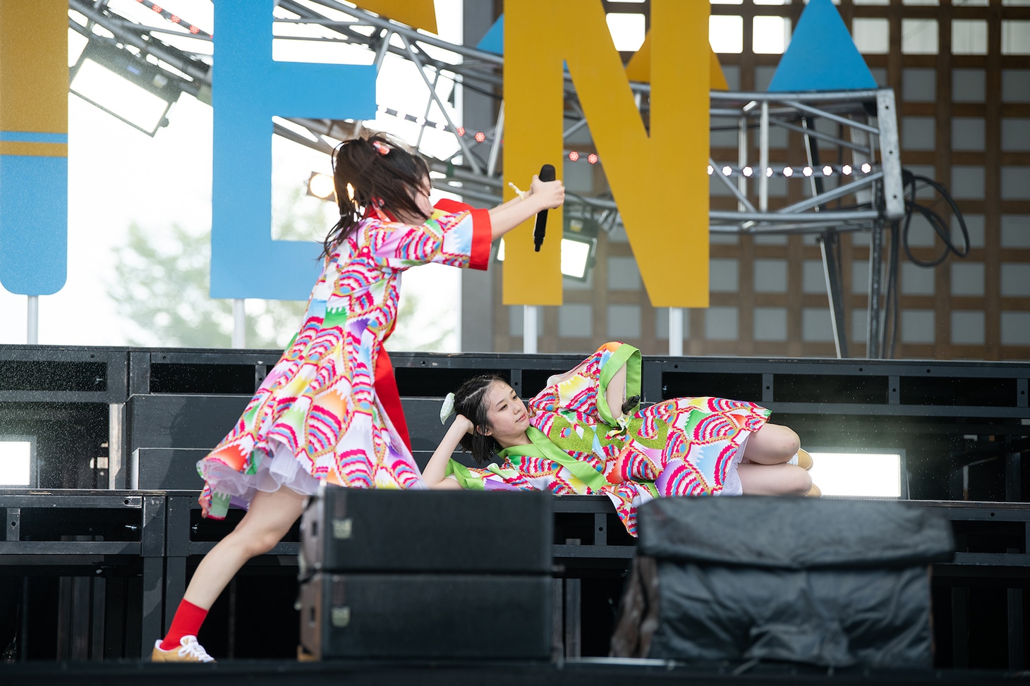 くつろぐ小久保柚乃（右）。