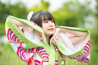 謎のポーズをとる小久保柚乃。