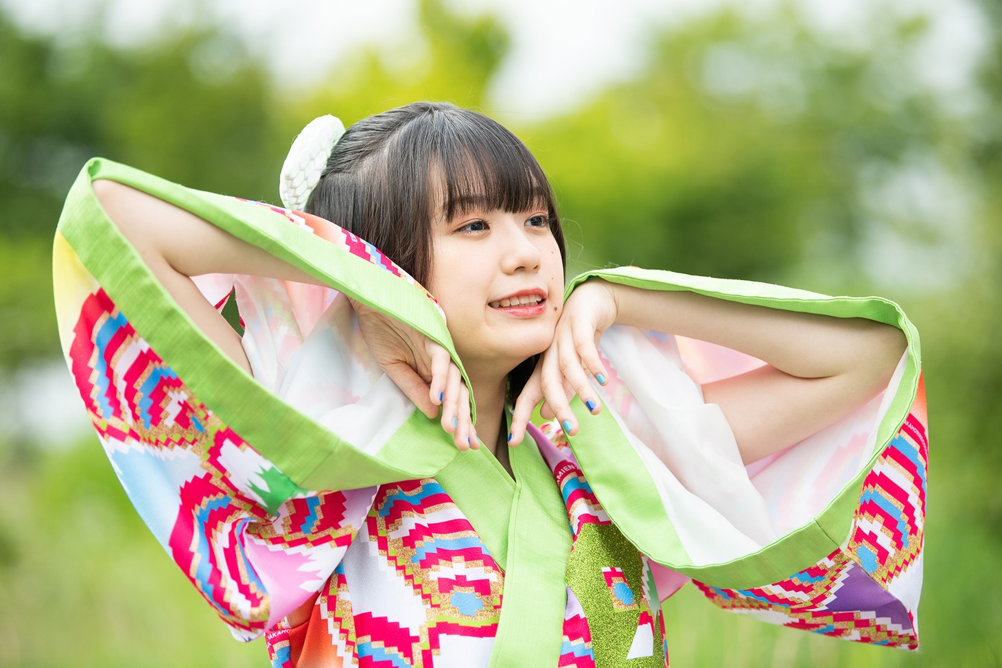 謎のポーズをとる小久保柚乃。