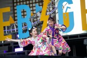 ダンスバトルを繰り広げるエビ中最年少の風見和香（左）と最年長の真山りか（右）。