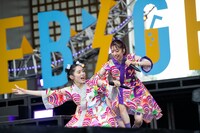 ダンスバトルを繰り広げるエビ中最年少の風見和香（左）と最年長の真山りか（右）。
