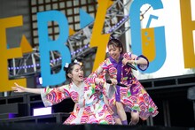ダンスバトルを繰り広げるエビ中最年少の風見和香（左）と最年長の真山りか（右）。