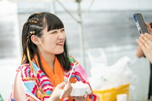 かき氷をこぼさず食べる柏木ひなた。