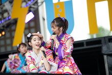 ダンスバトルを繰り広げた風見和香（左）と真山りか（右）。