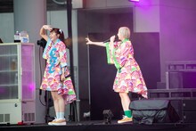 小林歌穂のパートを歌う安本彩花（右）。