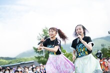 花道を駆ける星名美怜（左）と小久保柚乃（右）。