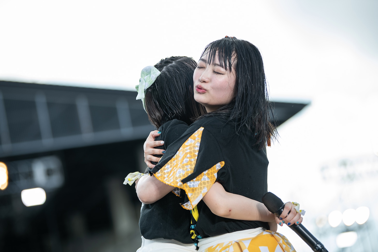抱き合う小久保柚乃（左）と柏木ひなた（右）。