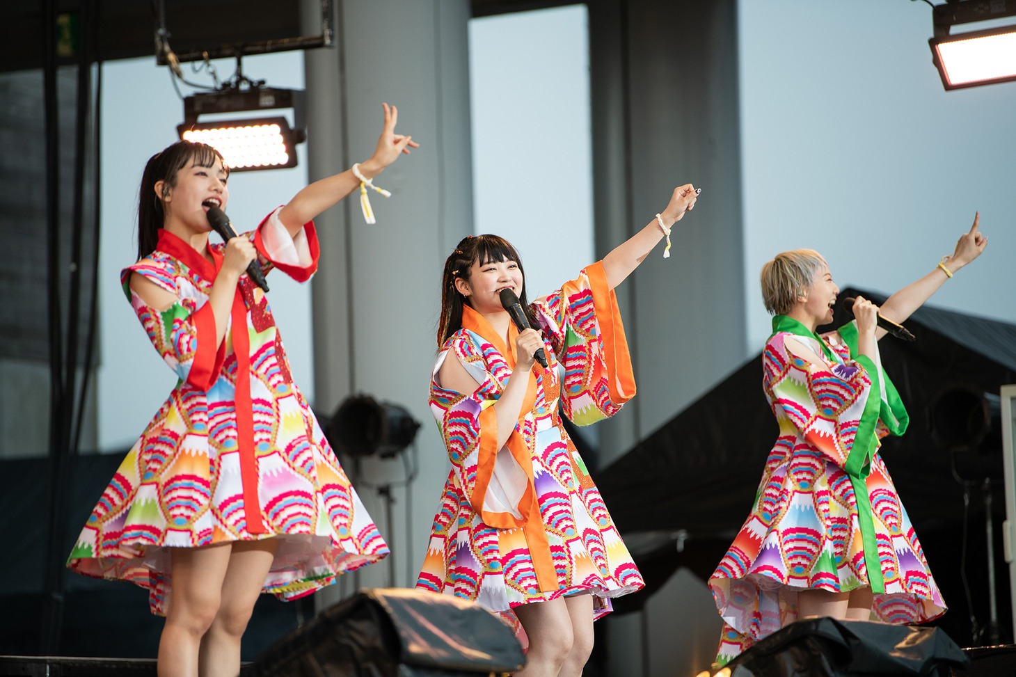 小林歌穂の「じゃんけんぽー」で声を合わせる桜木心菜、柏木ひなた、安本彩花（左から）。