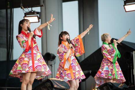 小林歌穂の「じゃんけんぽー」で声を合わせる桜木心菜、柏木ひなた、安本彩花（左から）。