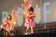 ダンスバトルを繰り広げる柏木ひなた（左）と桜木心菜（右）。