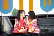 ダンスバトルを繰り広げた桜木心菜（左）と柏木ひなた（右）。