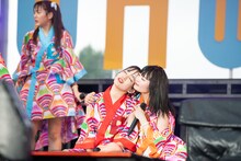 ダンスバトルを繰り広げた桜木心菜（左）と柏木ひなた（右）。